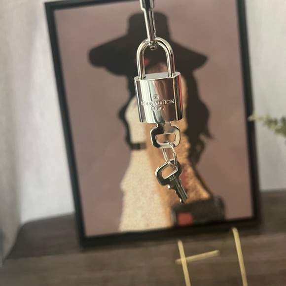 Silver Lv Lock And Key 315 - Picture 4 of 6